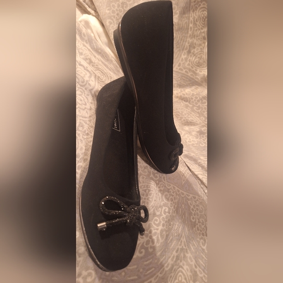 Elegant Black Flats with Bow Detail - Picture 1 of 2